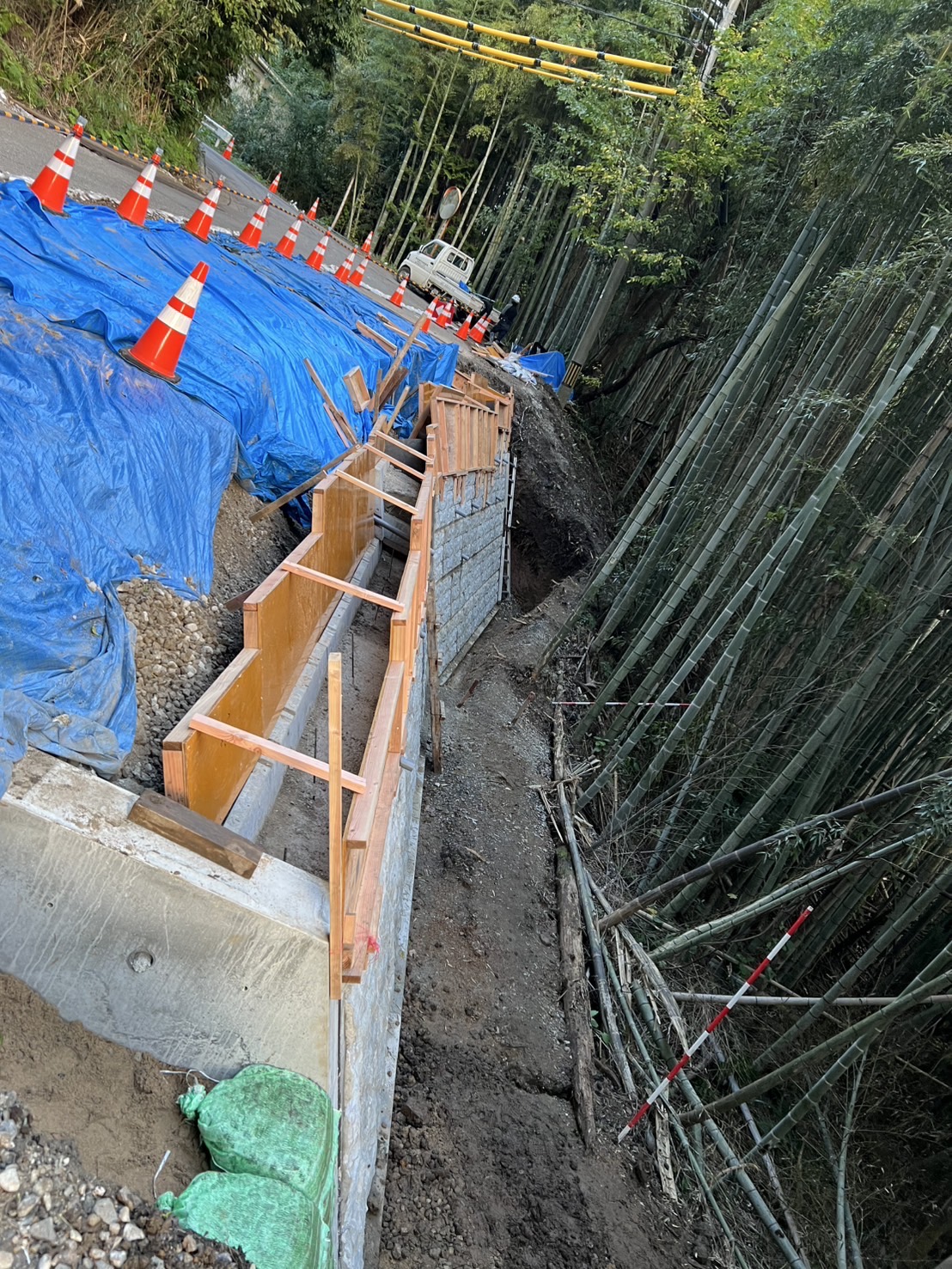 擁壁沿い道路工事